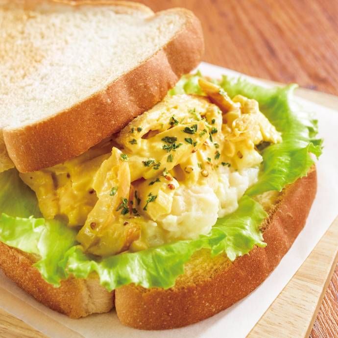 まな板の上に置かれたスモークチキンポテトサンド