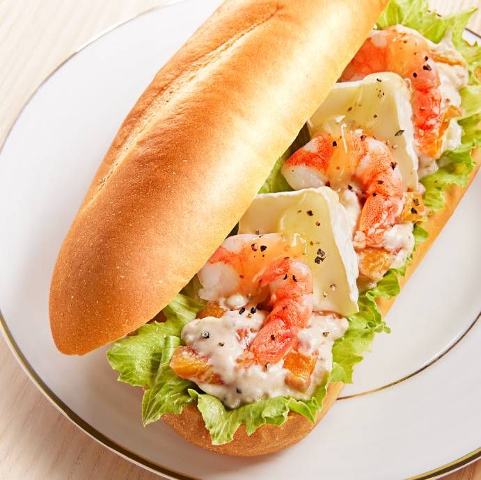 皿に盛られたミラノサンドB