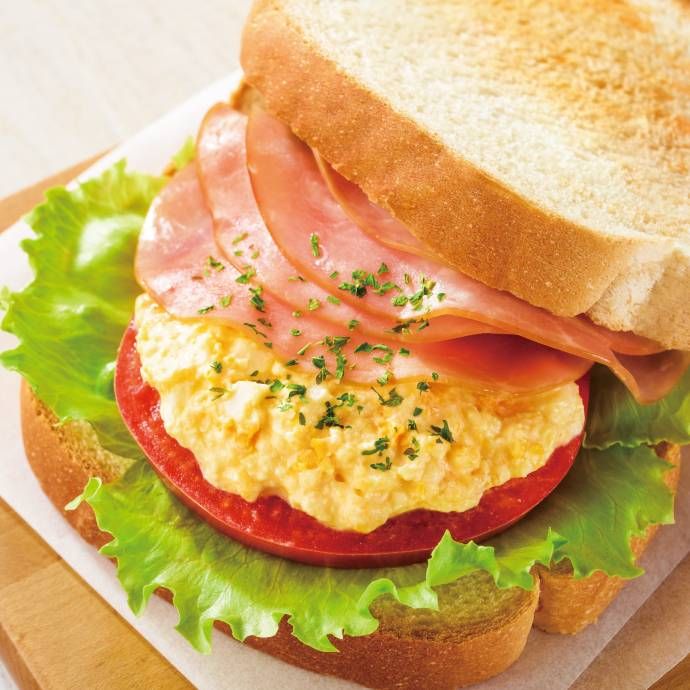 皿に盛られたハムタマゴサラダサンド