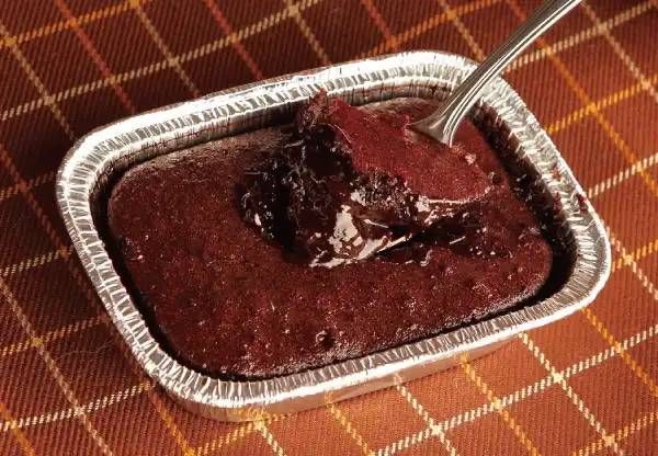 フォンダンショコラをスプーンですくっている