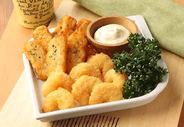 皿に盛られたポップコーンシュリンプとローステッドポテト