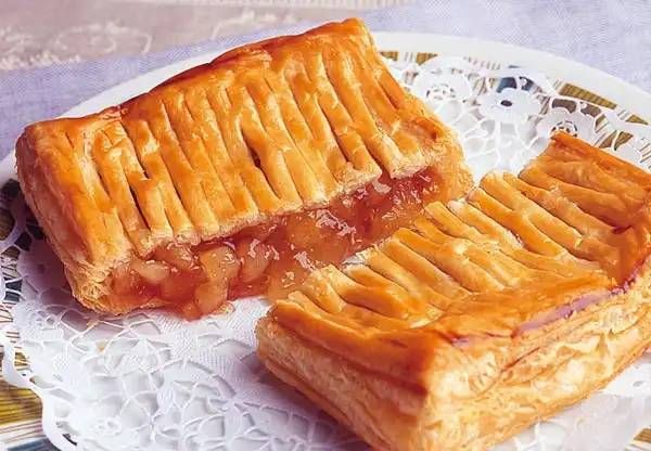 皿に盛られたアップルパイ