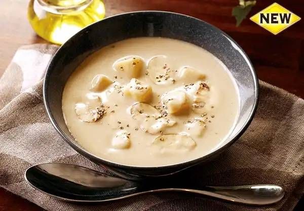 器に盛られたポルチー二のクリームスープ