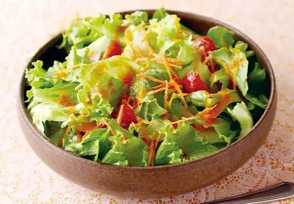 皿に盛られたフォーシーズンサラダ