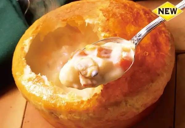 クラムチャウダーをスプーンですくっている