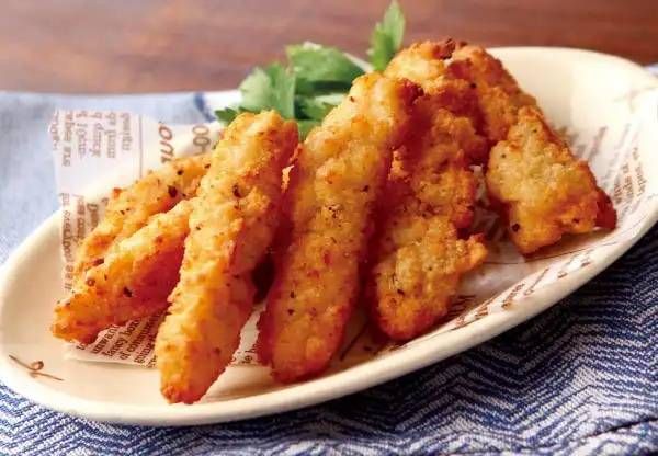 皿に盛られたクリスピーチキン