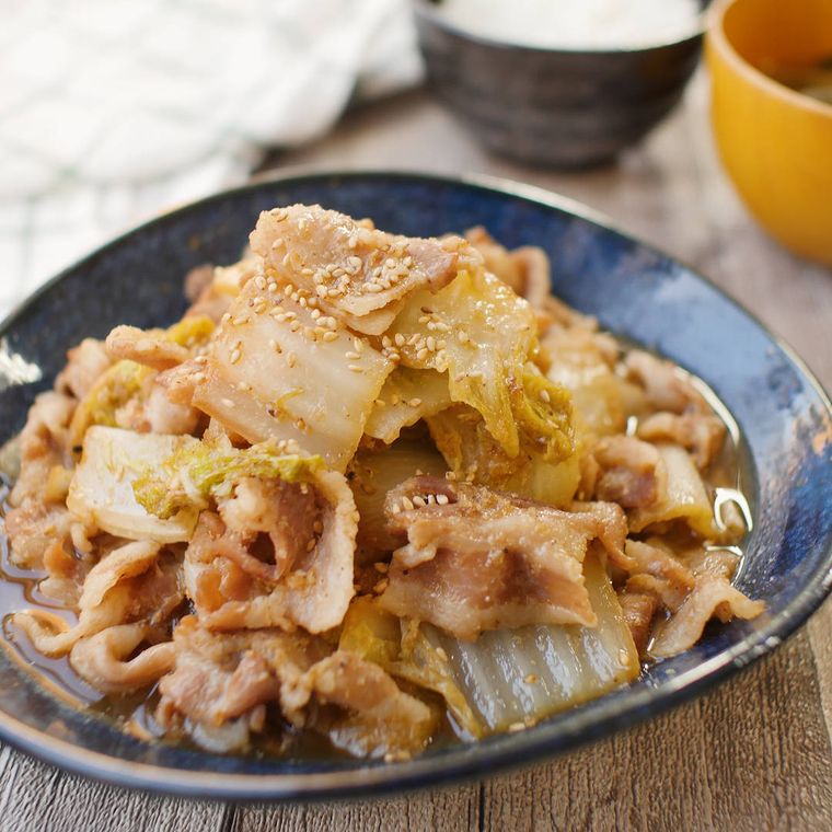 青色の皿に盛りつけられた白菜と豚バラ肉のポン酢しょうゆ蒸し