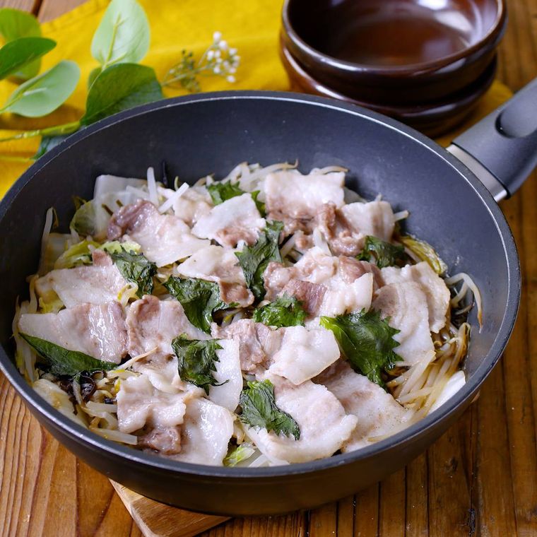 フライパンに入った白菜と豚バラ肉の塩こんぶ蒸し