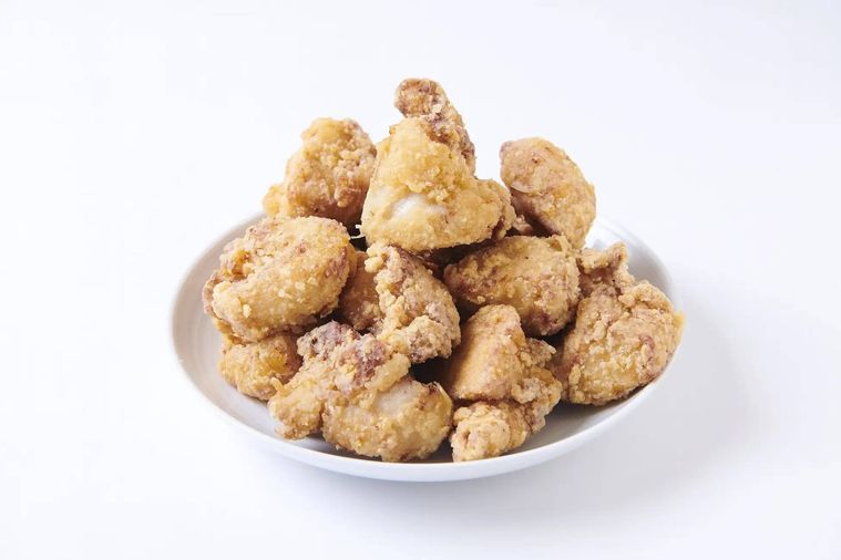 皿に盛られた唐揚げ