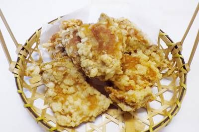 天ぷらかごに盛られた唐揚げ