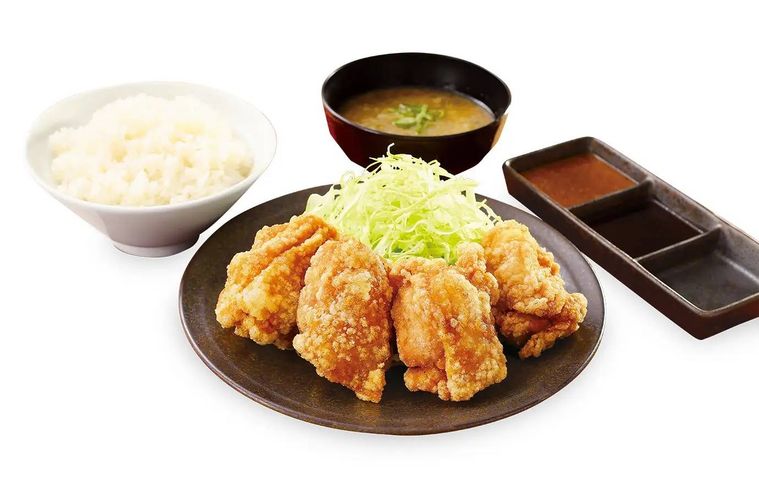 唐揚げ定食が置かれている
