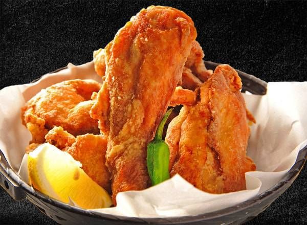 皿に盛られた唐揚げ