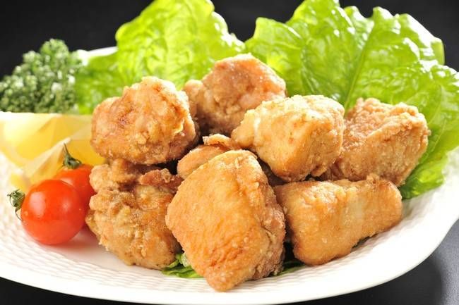 皿に盛られた唐揚げ