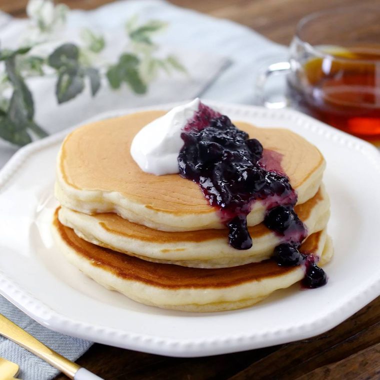 白い皿に盛られた3段重ねのホットケーキ