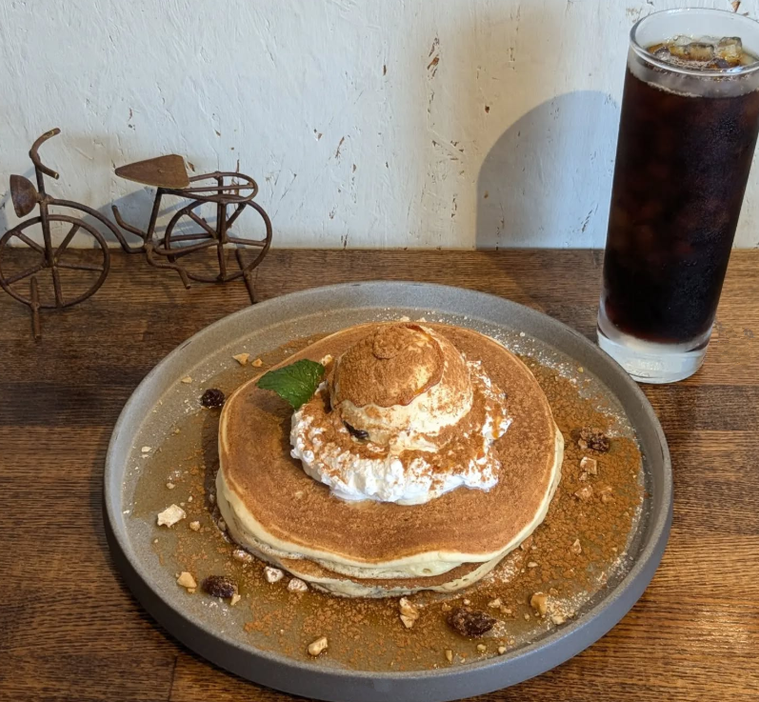 グレーのお皿に盛られたボッシェのバターサンドパンケーキ