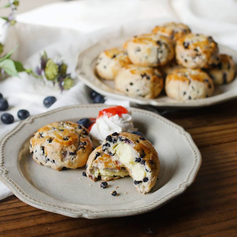 皿に盛られたクリームチーズブルーベリースコーン