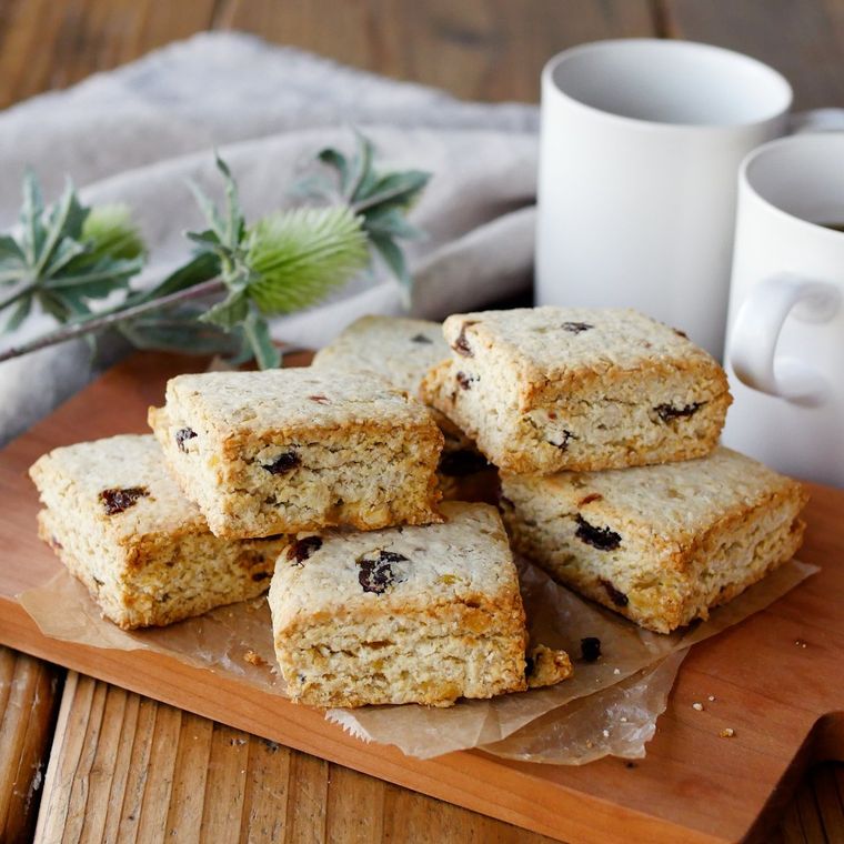 カッティングボードにのったオートミールスコーン