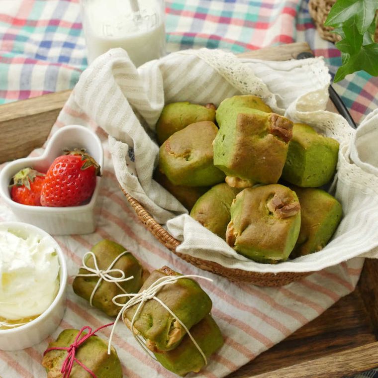 木のかごに入ったホワイトチョコの抹茶チャンクスコーン