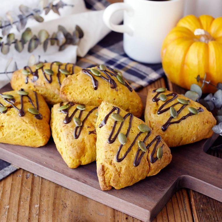 カッティングボードにのったかぼちゃスコーン