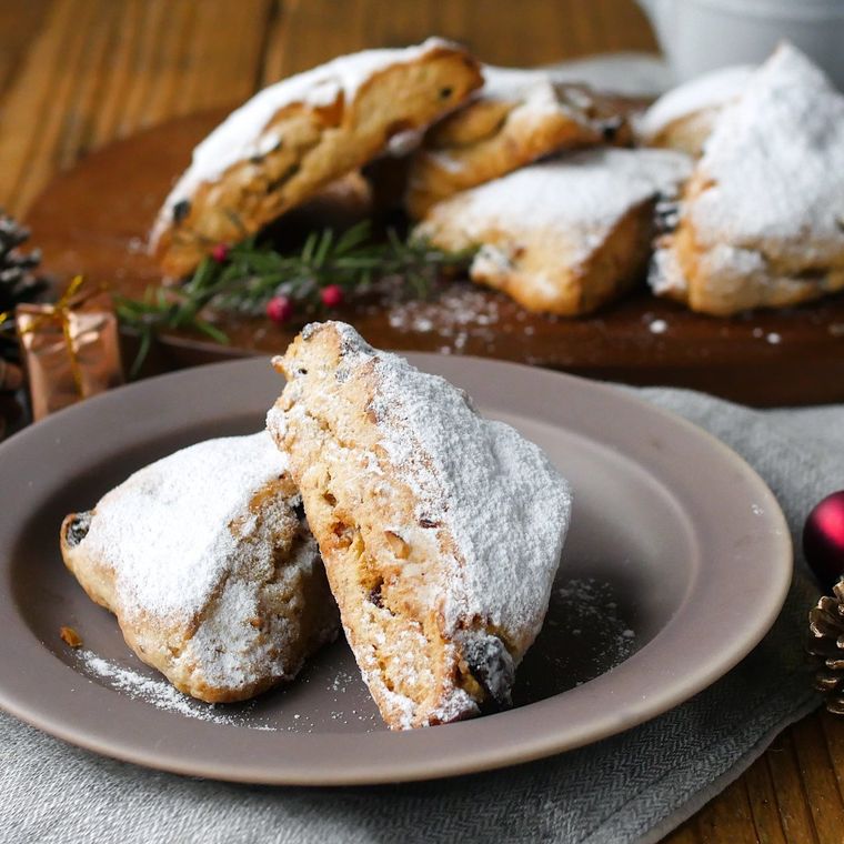 皿に盛られたシュトーレン風スコーン