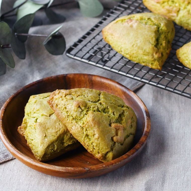 皿に盛られた抹茶スコーン