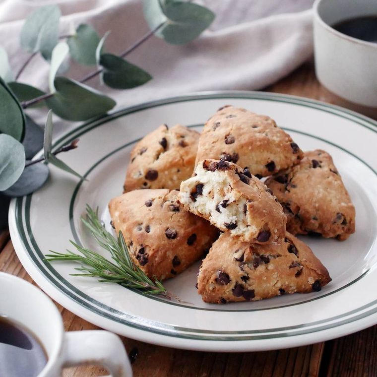 皿に盛られたチョコチップスコーン