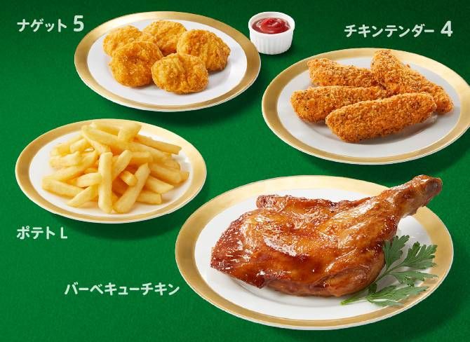 バーベキューチキン、ポテト、ナゲット、チキンテンダーが並んでいる