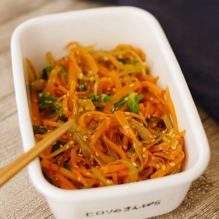 白色の保存容器に入ったセロリのきんぴら