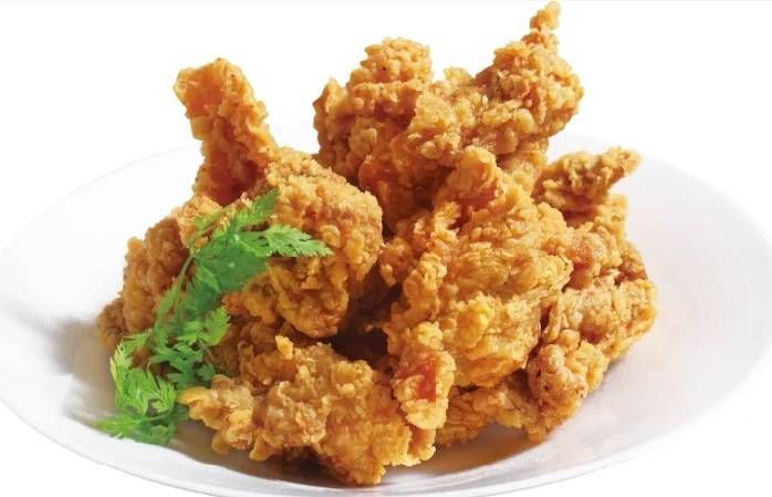 皿に盛られたフライドチキン