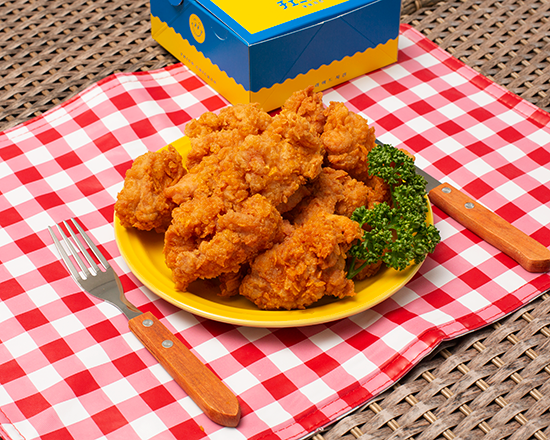 皿に盛られたフライドチキンが置かれている