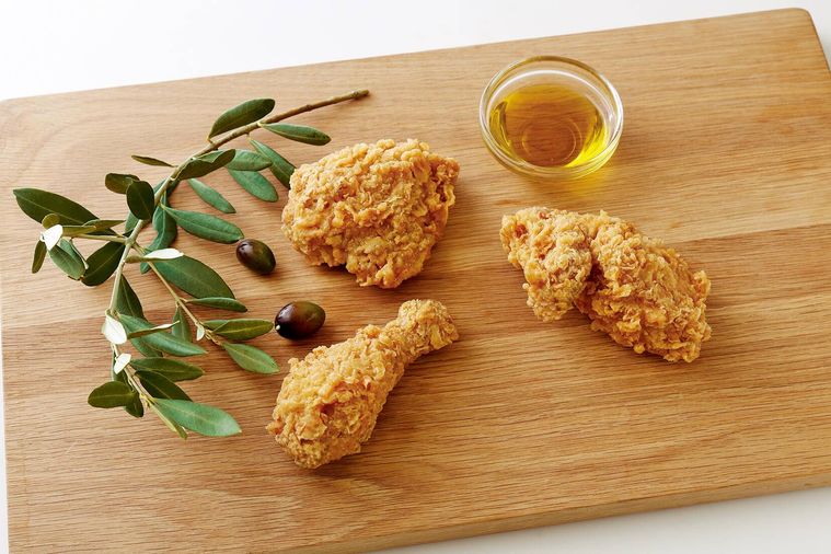 フライドチキンとオリーブオイルが並べられている