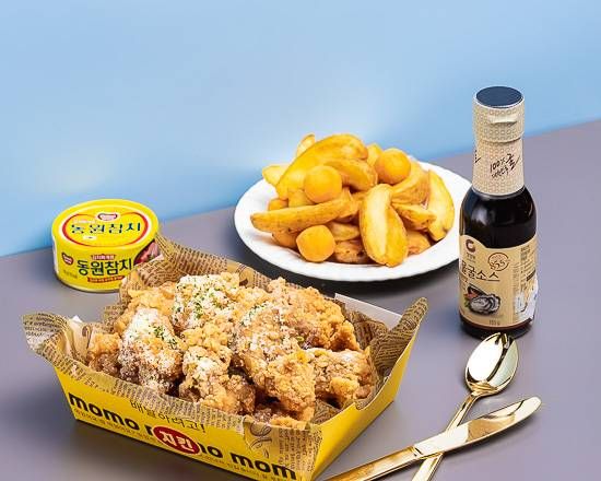 フライドチキンやフライドポテトなどが並べられている