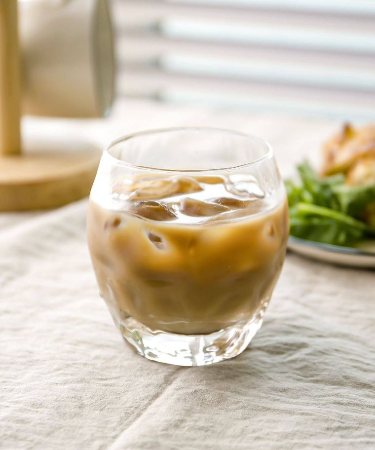 カフェオレが入ったグラスが置かれている