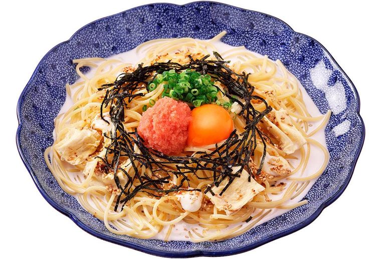 有田焼きの器に盛られたたらこと湯葉のカルボナーラ
