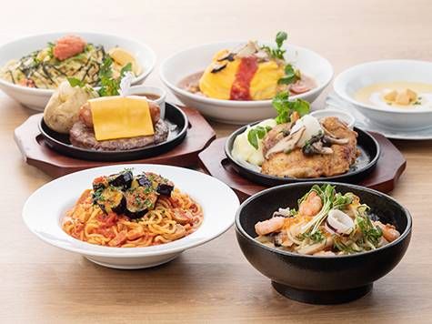 パスタやハンバーグなどが並べられている