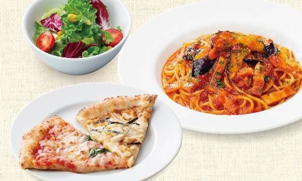 ピッツァとパスタとサラダが並べられている