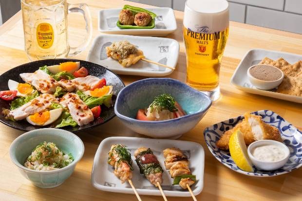 焼き鳥やサラダなどが並べられている