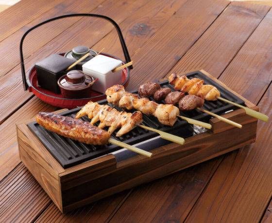 焼き鳥の盛り合わせが置かれている