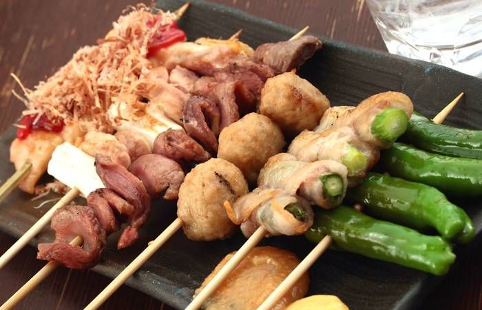 焼き鳥やししとうの串焼きが並んでいる