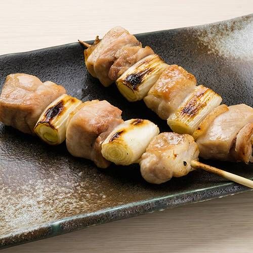 皿に盛られた鳥ねぎま