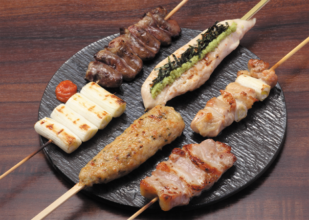 焼き鳥が6本盛り合わせになっている