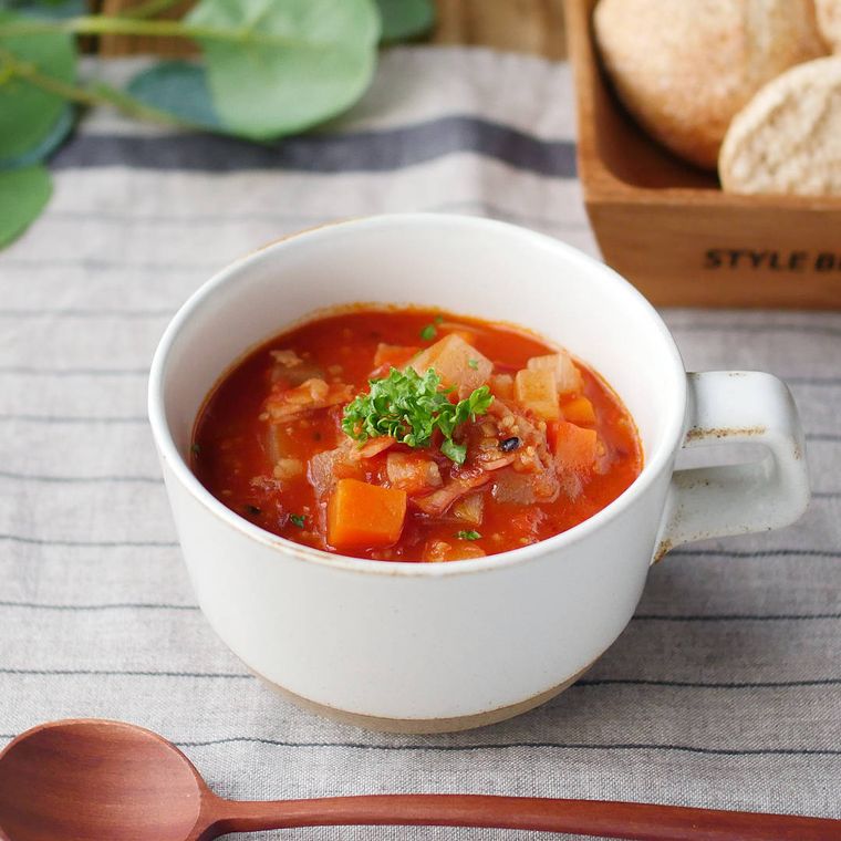 ミネストローネが入ったスープカップ