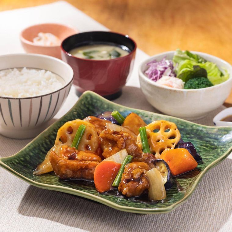 鶏と野菜の黒酢あん定食が並べられている