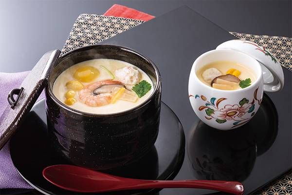 ジャンボ茶わんむしと普通の茶わんむしが並んでいる