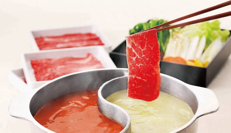 しゃぶしゃぶ肉をだしにくぐらそうとしている