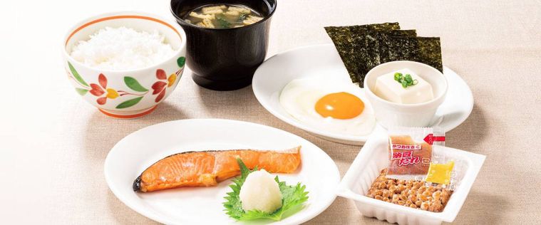 焼き鮭や目玉焼きなどが並んでいる