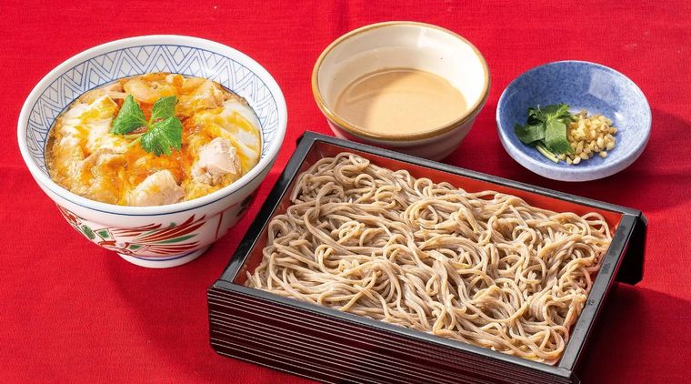 かつ丼とざるそばが置かれている