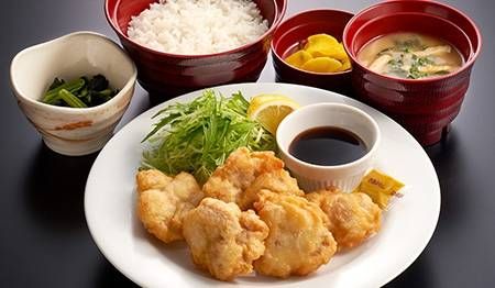 とり天定食が並べられている