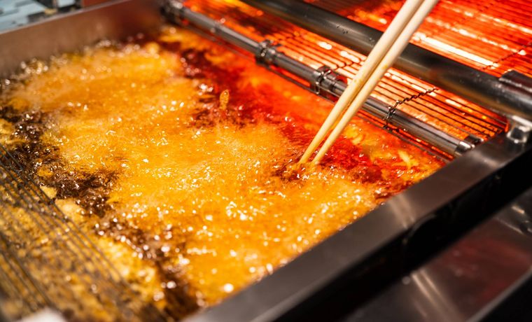 とんかつを揚げている