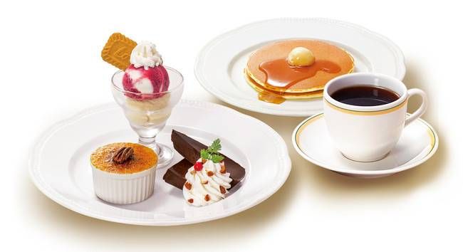 デザートプレートやホットケーキなどが並べられている